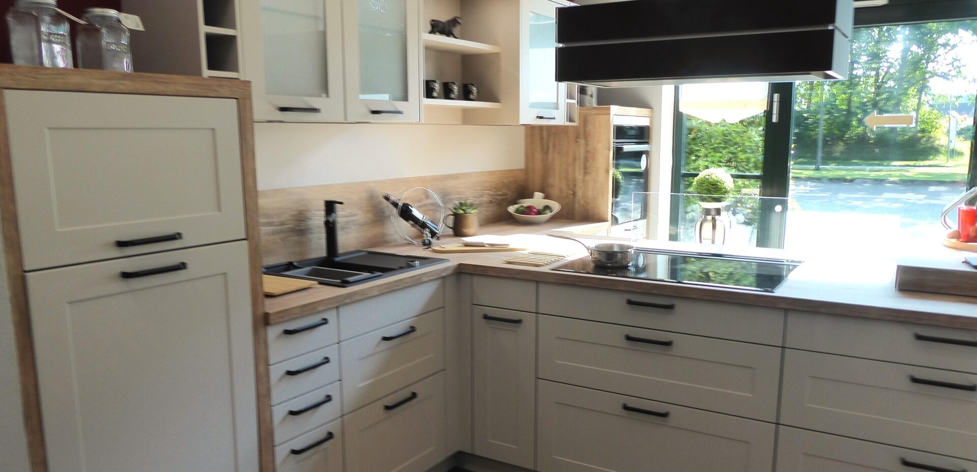 Moderne Landhausküche in T-Form